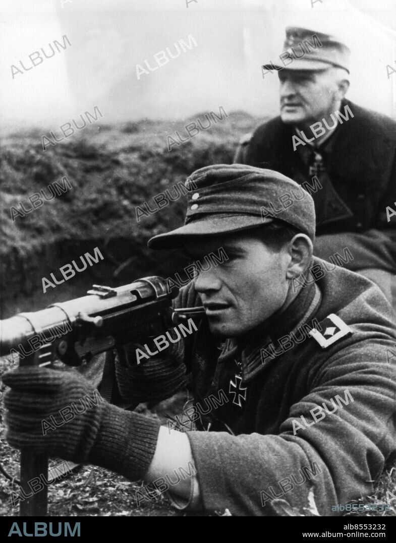 Orig. bildtext... JEDER MEMEL-KÄMPFER EIN INFANTERIST. So lautet die Forderung des Generals Gollnick. Unter Führung bewährter Frontsoldaten werden immer wieder Übungen durchgeführt, die der General oft persönlich überwacht. 10.1.45 Anm. Memel, staden Klaipeda, i det tidigare tyska Ostpreussen, från 1924 under Litauen. I mars 1939 annekterade Tyskland området. Hans Gollnick, 1892-1970, tysk militär, general i infanteriet från 1943. Automatvapen Järnkorset Kulsprutor persons: HANS GOLLNICK sites: MEMEL;TYSKLAND.