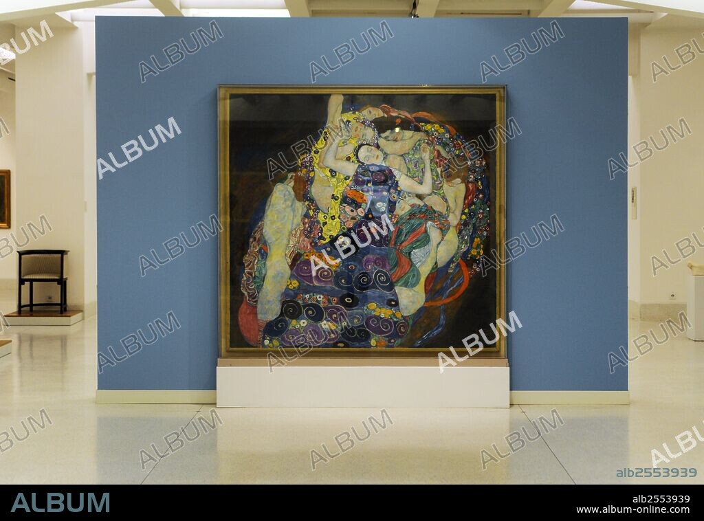 GALERIA NACIONAL DE PRAGA. REPUBLICA CHECA. Interior de una da las salas del museo. Al fondo el cuadro de Gustav Klimt (1862-1918), La Virgen, 1913.