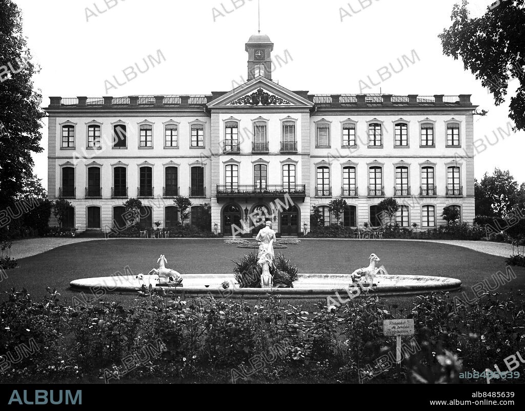 ARKIV 1930 . Tullgarns slott utanför Trosa i Sörmland är i dag ett populärt utfyktsmål. Kung Gustaf V och drottning Victoria hade Tullgarn som sommarresidens men redan på 1700-talet användes slottet som sommarställe för de kungliga sedan staten överlämnat slottet till hertig Adolf Fredrik.. Foto: TT / Kod 1900.