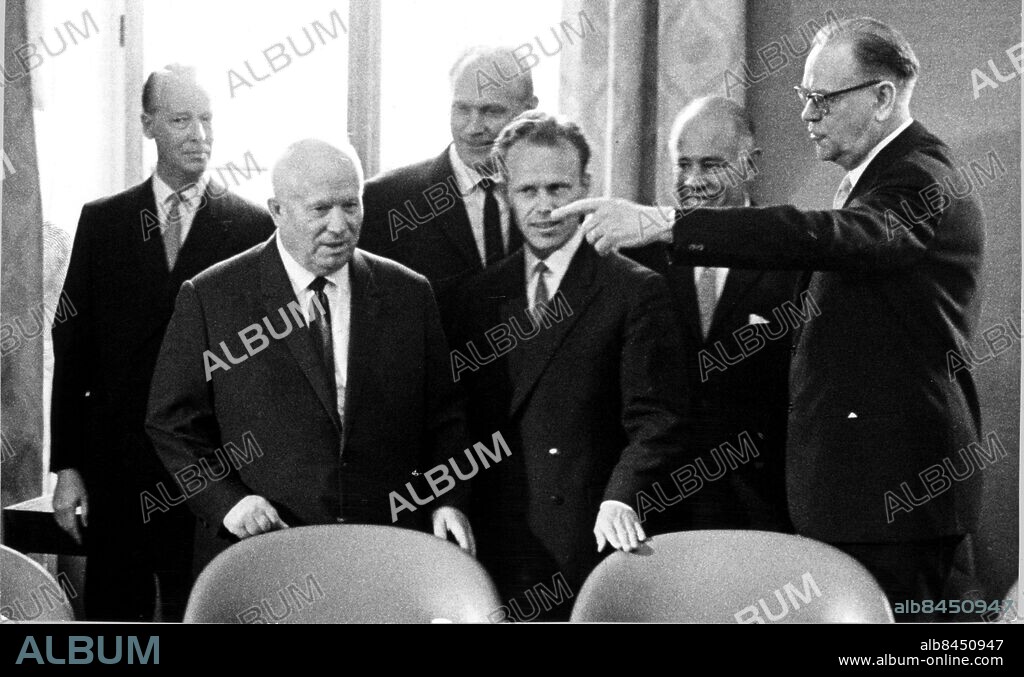 Ryske regeringschefen Nikita Chrusjtjov besökte Sverige / Sverigebesöket juni 1964 /. förhandlingar i kanslihuset / th Tage Erlander / tv om honom Gunnar Lange. Chrusjtjov Nikita politiker Sovjet Ryssland Sit Sverige-besöket 1964 / Utländska politiker /. Erlander Tage politiker statsminister /. Sverige Sovjet Ryssland Politik Utrikes . Foto: Sydsvenskan / IBL Bildbyrå.