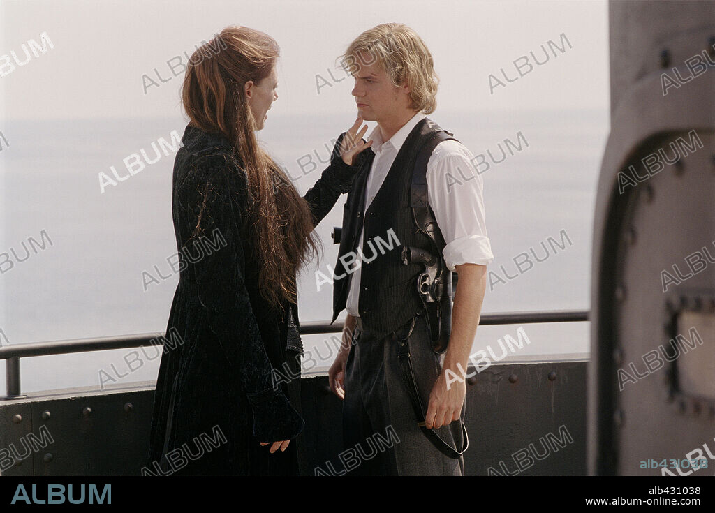 PETA WILSON and SHANE WEST in THE LEAGUE OF EXTRAORDINARY GENTLEMEN, 2003, directed by STEPHEN NORRINGTON. Copyright 20TH CENTURY FOX.