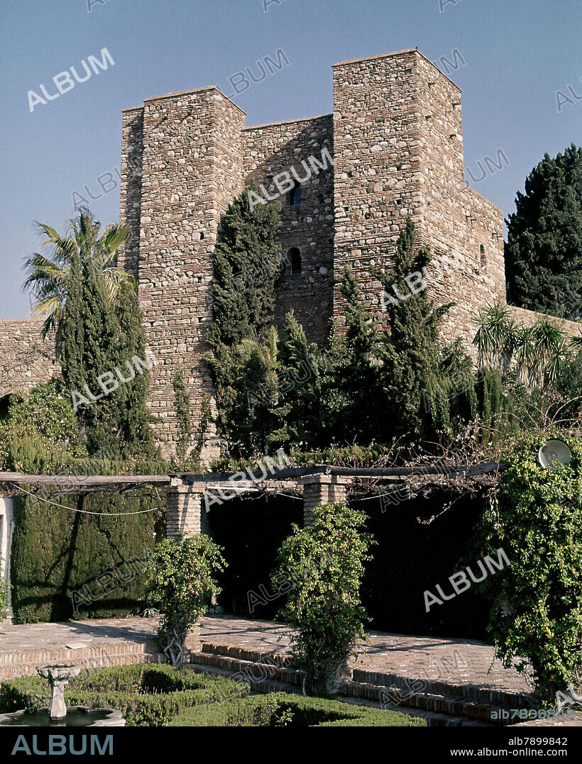 PATIO DE ARMAS DE LA ALCAZABA DE MALAGA - FORTIFICACION PALACIEGA DE EPOCA MUSULMANA - SIGLO XI.