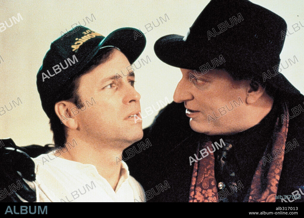 JOHN RITTER en PERMANEZCA EN SINTONÍA, 1992 (STAY TUNED), dirigida por PETER HYAMS. Copyright MORGAN CREEK/WARNER BROS.