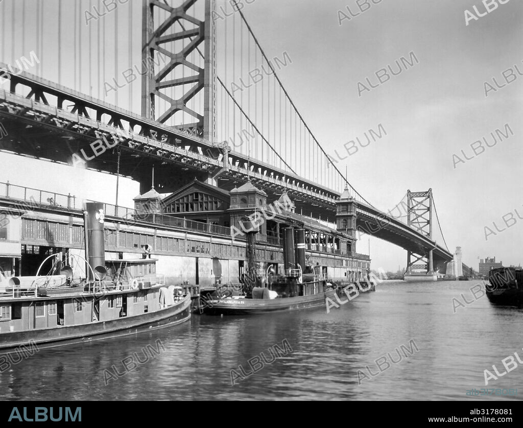 Philadelphia, Pennsylvania   c. 1926 The Benjamin Franklin Bridge over the Delaware River connecting Philadelphia and Camden, New Jersey.   © Underwood Archives / The Image Works.