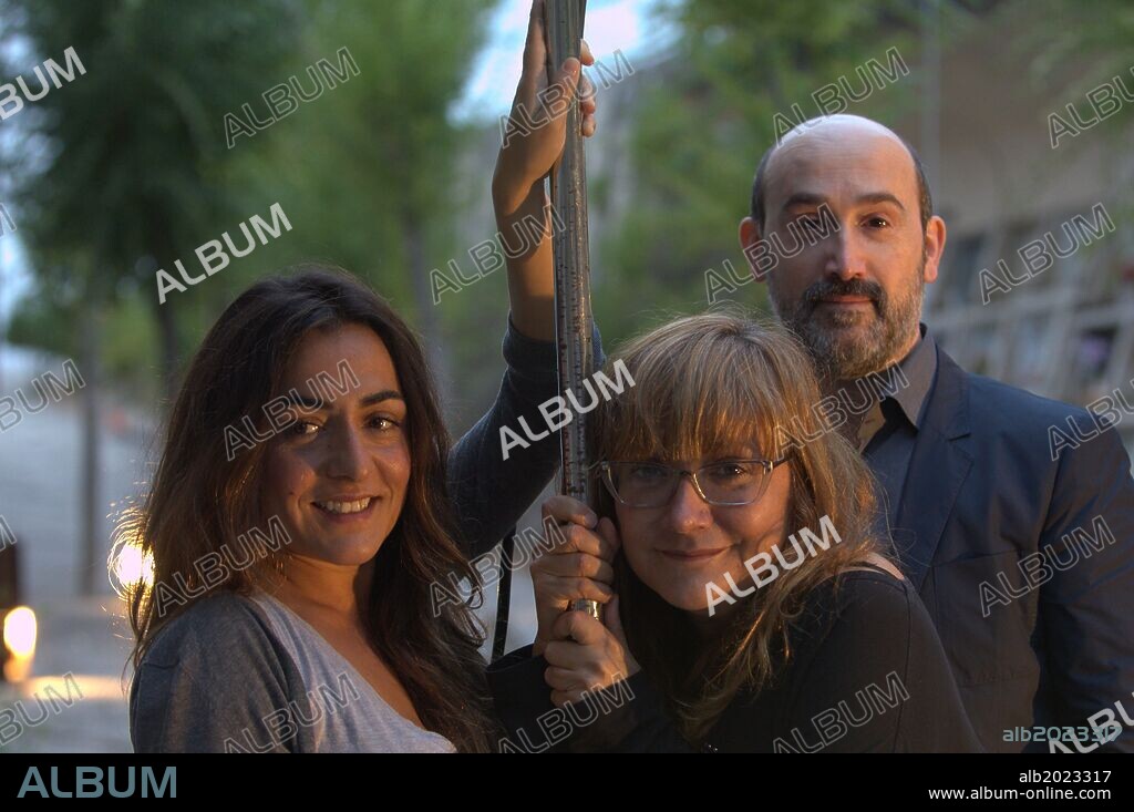 CANDELA PEÑA, ISABEL COIXET y JAVIER CAMARA en AYER NO TERMINA NUNCA, 2013, dirigida por ISABEL COIXET. Copyright A CONTRACORRIENTE FILMS.