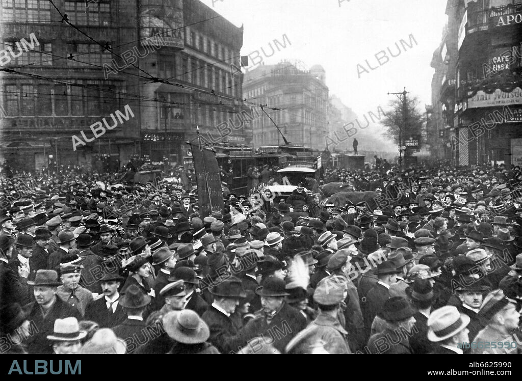 A crowd of people is pictured on Potsdamer Platz in Berlin on 9 November 1918. Photo: Fotoarchiv für Zeitgeschichte/Archiv. 09/11/1918