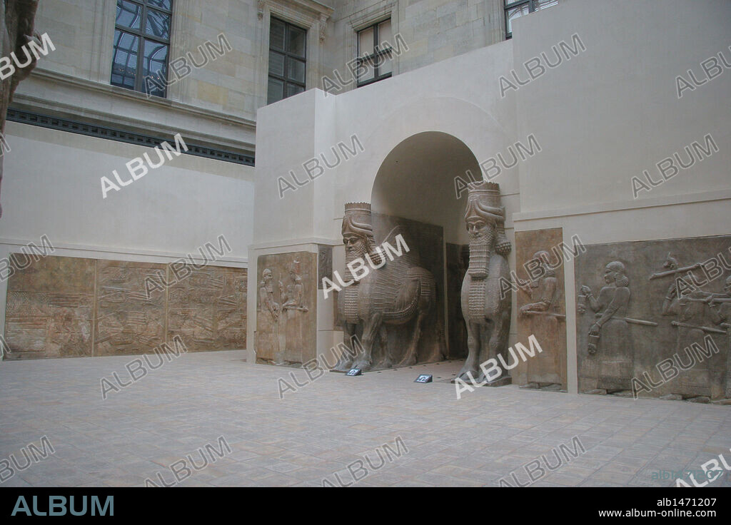 MUSEO DEL LOUVRE. Interior de una de sus salas dedicadas al arte asirio, del palacio de Sargón II. París. Francia.
