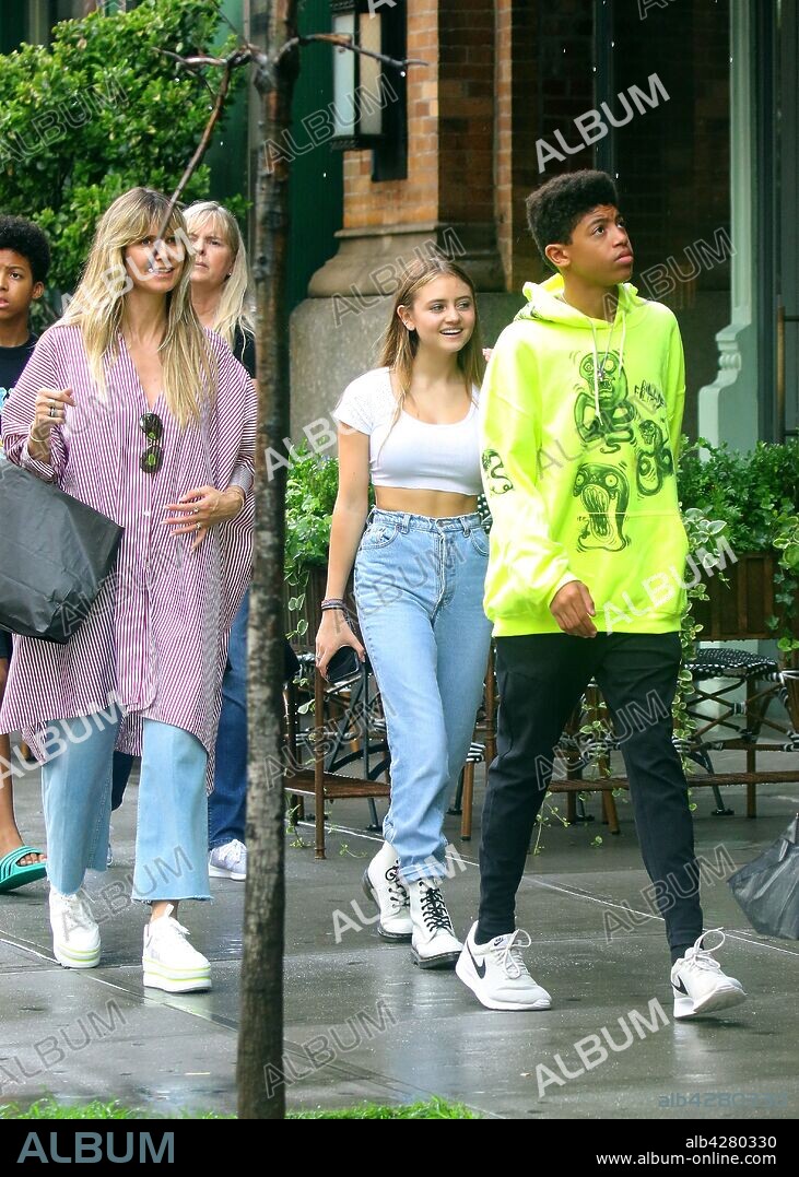 HEIDI KLUM. June 21, 2019 - New York, New York, United States - TV personality Heid Klum goes shopping with her children Lene, Lou, Henry and Johan and her mother Erna in Soho on June 20 2019 in New York City. 21/06/2019