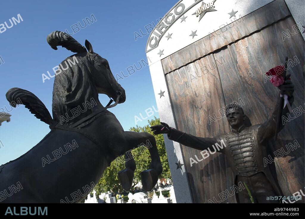 Madrid, 30/10/2011. Cementerio de la Almudena. Víspera del día de todos los santos. Mausoleo del domador del Circo Mundial  «Junior». Foto: de San Bernardo. Archdc.