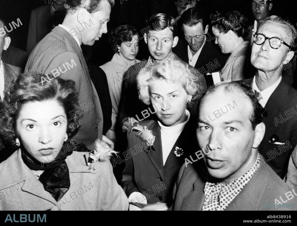 1950-tal.. Utan bildtext. Not. Torsten Adenby Anm. T Adenby, Snoddas manager, är mannen längst ner i högra hörnet. persons: Gösta Snoddas Nordgren ;Torsten Adenby sites: SVERIGE.