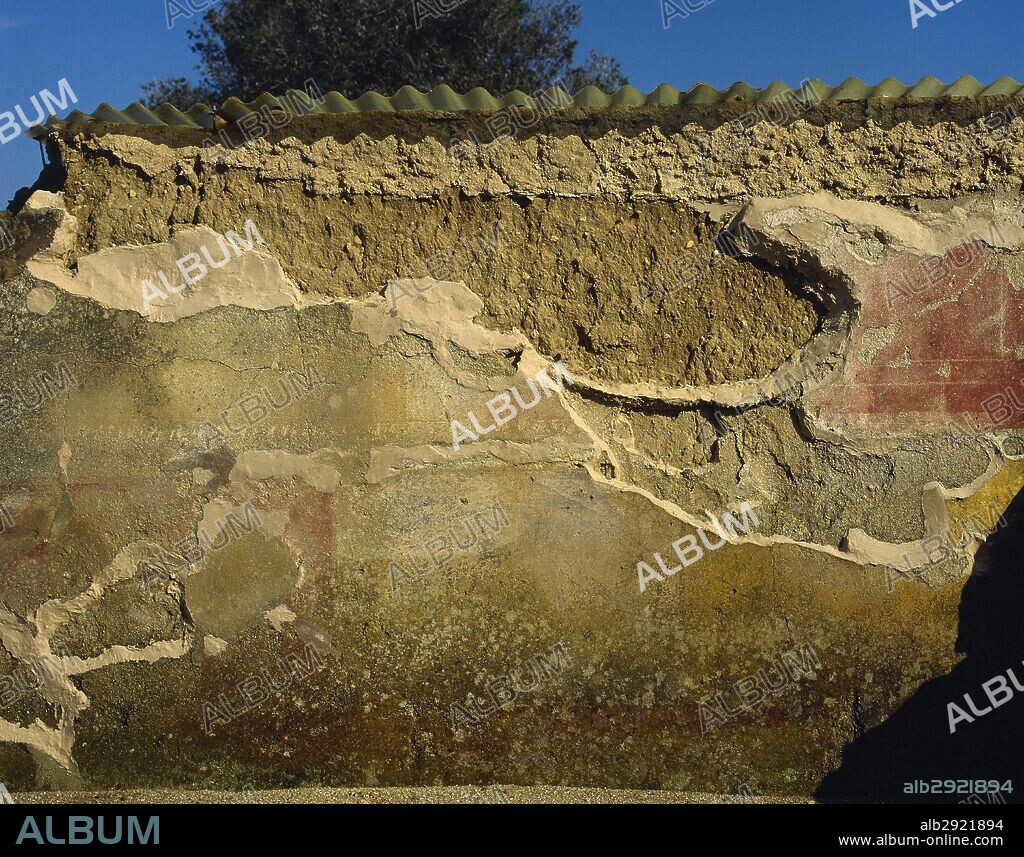 IMPERIO ROMANO. ESPAÑA. DOMUS 2A (siglo I a. C. -I d. C.). Detalle de los restos de las paredes pintadas de la casa. CIUDAD ROMANA DE EMPURIES. Provincia de Girona. Comarca del Alt Empordà. Cataluña.