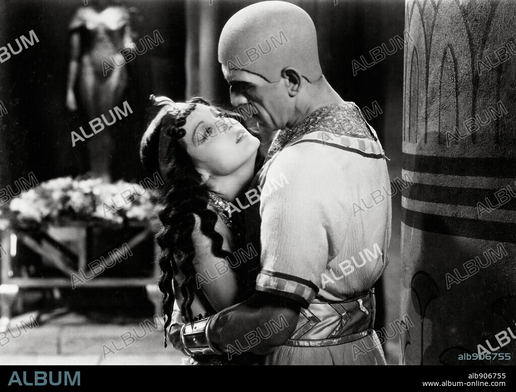 BORIS KARLOFF and ZITA JOHANN in THE MUMMY, 1932, directed by KARL FREUND. Copyright UNIVERSAL PICTURES.