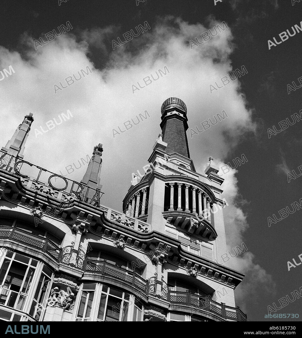 JESUS CARRASCO (1869-1957). TORRE CON CHAPITEL DEL EDIFICIO SIMEON HOTEL VICTORIA REALIZADO ENTRE 1919 Y 1923 - FOTOGRAFIA EN BLANCO Y NEGRO - AÑOS 50.