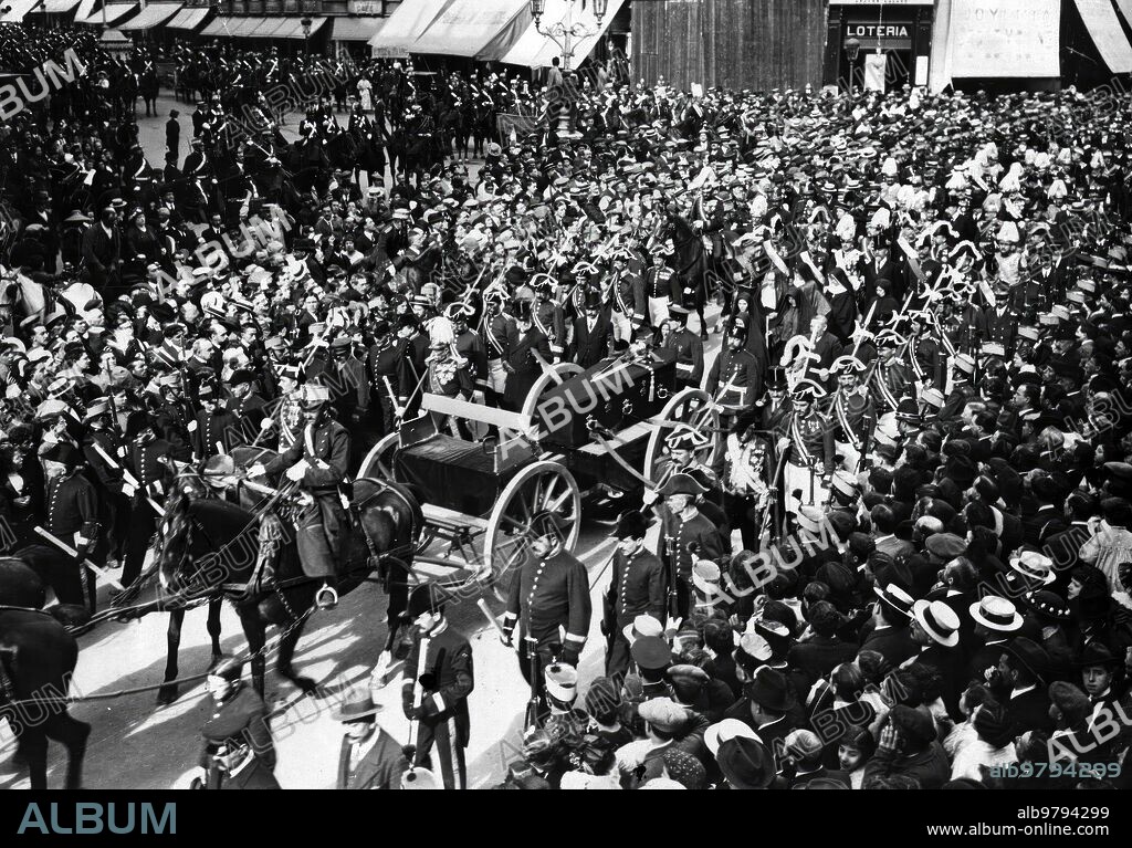 Junio 1915. Manifestación de Duelo. El entierro del general Azcárraga A su paso por la plaza de Canalejas.