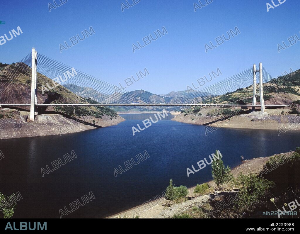 LEON. GEOGRAFIA FISICA. EMBALSE DE LUNA. RIO LUNA. PUENTE FERNANDEZ CASADO.