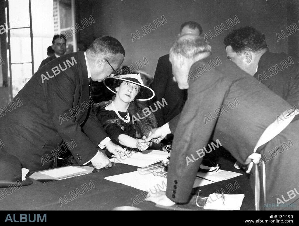 Orig. bildtext... Le mariage de M.André Tardieu, ancie président du Conseil, avec Mme Julia Blanchard, à Chaumont s/ Tharonne. Les nouveaux epoux photographiés pendant la cérémonie civile. 9.6.37. Anm. A Tardieu, 1876-1945, fransk politiker. Pekar Skriva under Signera CD682 persons: JULIE LARGENTON BLANCHARD;ANDRÉ TARDIEU sites: CHAUMONT-SUR-THARONNE;FRANKRIKE.