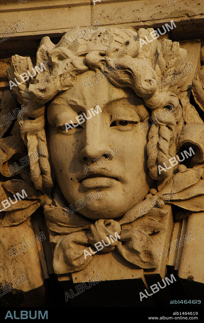 HUNGRIA. BUDAPEST. Detalle de un RELIEVE que decora el PALACIO REAL, construído por Alajos HUSZMANN en el s. XIX. Alberga la Galería Nacional.