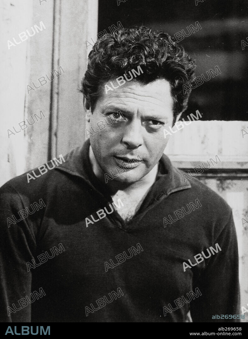 MARCELLO MASTROIANNI en AYER, HOY Y MAÑANA, 1963 (IERI, OGGI E DOMANI), dirigida por VITTORIO DE SICA. Copyright COMPAGNIA CINEMATOGRAFICA CHAMPION.