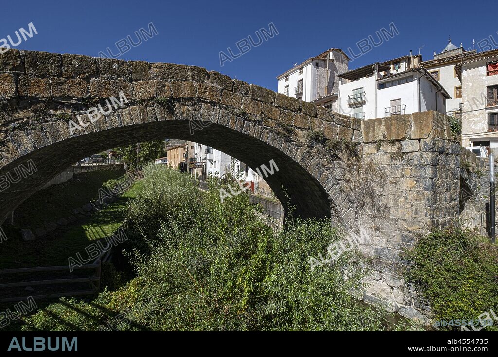 puente para peregrinos del camino de Santiago sobre el río Manzanares, finales del siglo XV, Munilla, Navalsaz, La Rioja , Spain, Europe.