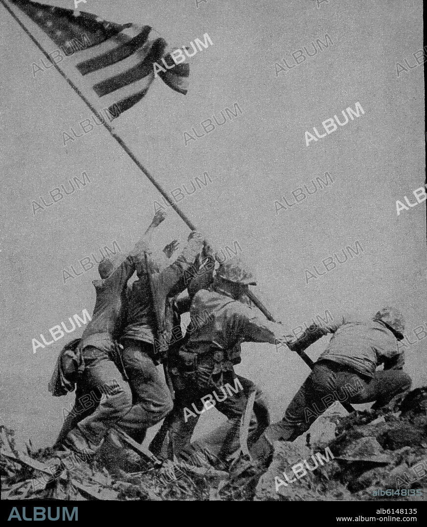 JOE ROSENTHAL. II GUERRA MUNDIAL- BATALLA DE IWO JIMA - MARINES IZANDO LA BANDERA NORTEAMERICANA EN LA CUMBRE DEL VOLCAN SURIBACHI EN FEBRERO DE 1945.