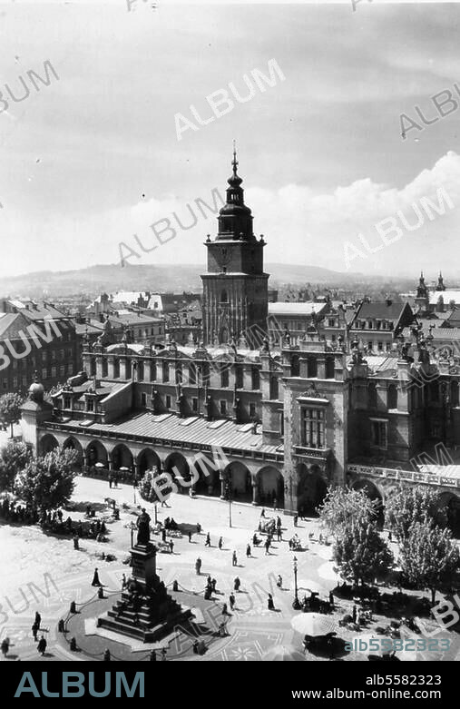 Krakau, poln. Krakow (Polen), Rathausturm und Tuchhallen. (Turm 1383; Tuchhallen 1391-95, umgebaut 1555-59 durch J.Frankenstein und Gian Maria Mosca). Ansicht. Foto, um 1935.