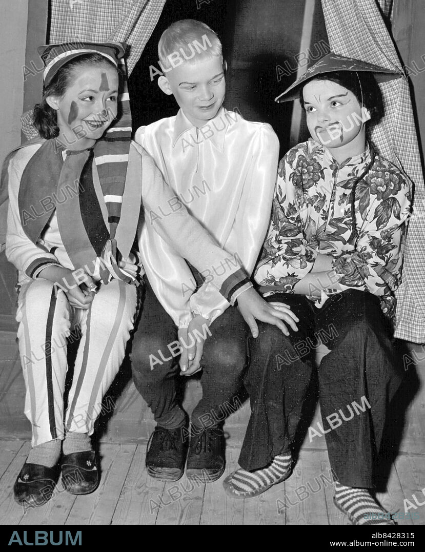 Ludvika 1954-02-21. Ludvika barnteater spelar "Cirkus King". Agneta Björk, Ulf Addemark och Eva Askberger diskuterar föreställningen. Foto: SvD / TT / kod 12014.