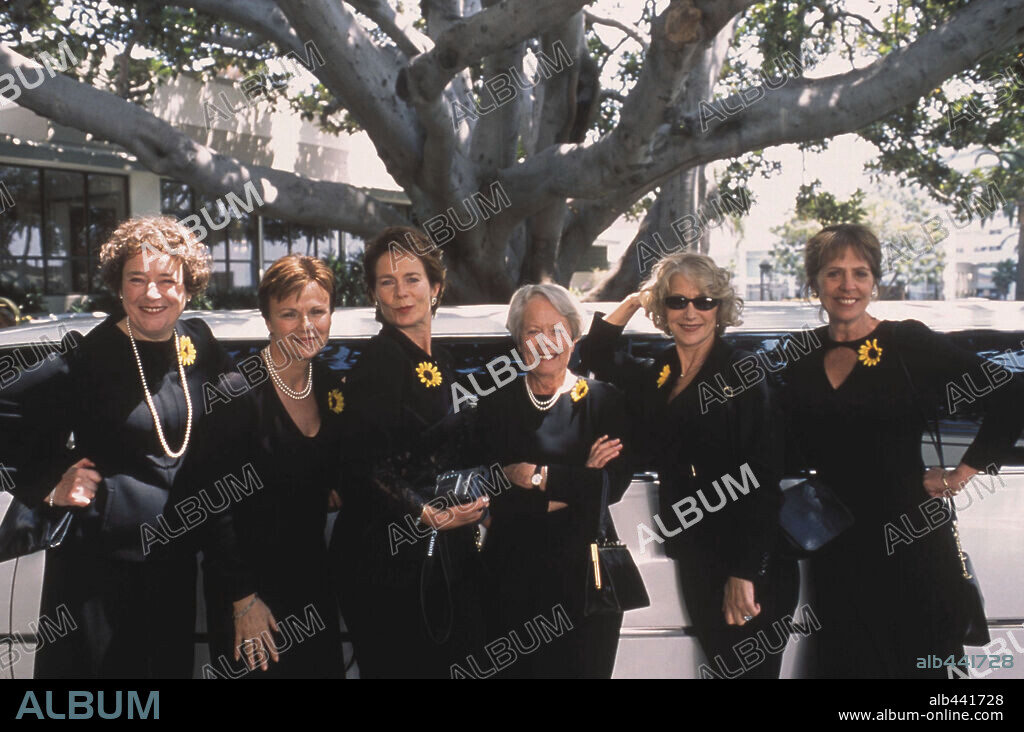 CELIA IMRIE, HELEN MIRREN, JULIE WALTERS, LINDA BASSETT and PENELOPE WILTON in CALENDAR GIRLS, 2003, directed by NIGEL COLE. Copyright HARBOUR PICTURES/BUENA VISTA INTERNACIONAL.