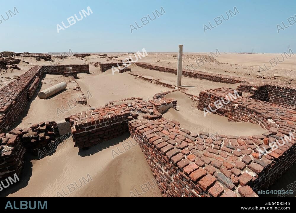 Pelusium / Tell el-Farama ( Unterägypten), Ausgrabungsgelände der antiken Stadt Pelusium (Stadt im äußersten Osten des Nildeltas; altägyptisch Senu; griechisch Pelousion, lateinisch Pelusium; Ausgrabungen seit 1982), Komplex von Tell el-Mahzan (Hügel östlich von Pelusium),-Teilansicht: Gebäude mit basilkalem Grundriss aus ...