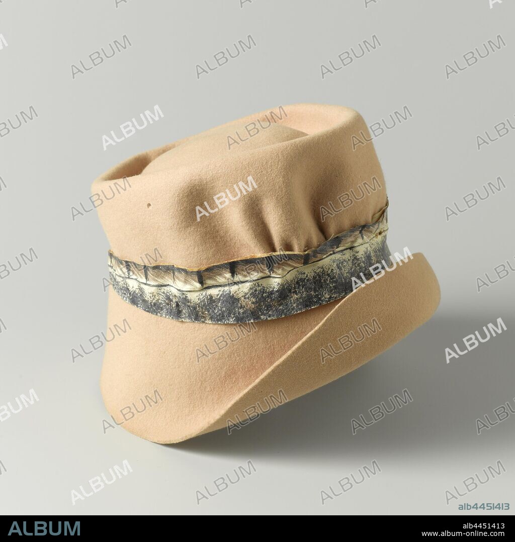 Cloche of beige or soft yellow felt and a leather strap that has been painted, Cloche of felt in the color beige or soft yellow, with a strap of leather painted with a pattern of feathers. On the inside a label that says: KATJA ROBINSKI AMSTERDAM., Katja Robinski, Amsterdam, c. 1958 - c. 1965, felt (textile), leather, painting, h 13 cm × d 24 cm.