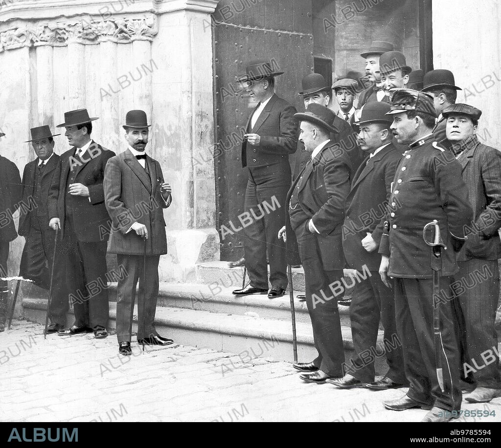 Abril 1910. Saliendo de la Iglesia tras los funerales de Lagartijo.