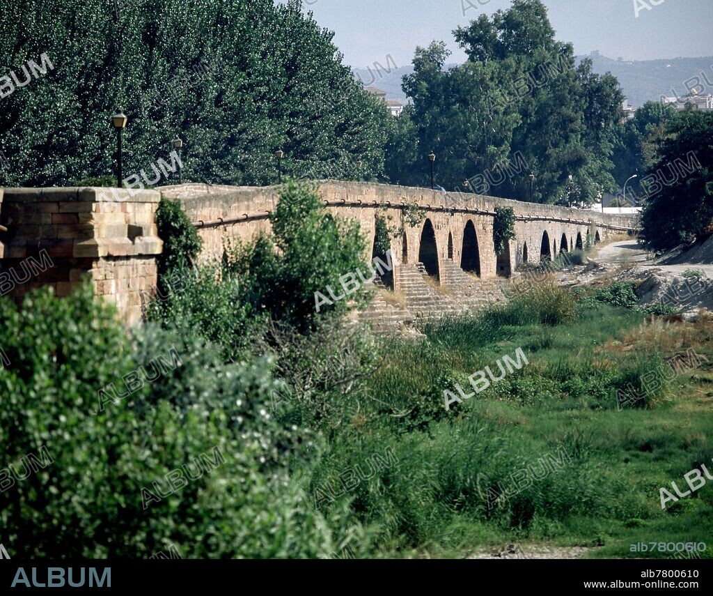 PUENTE ROMANO SOBRE EL GUADALQUIVIR-VISTA LATERAL.