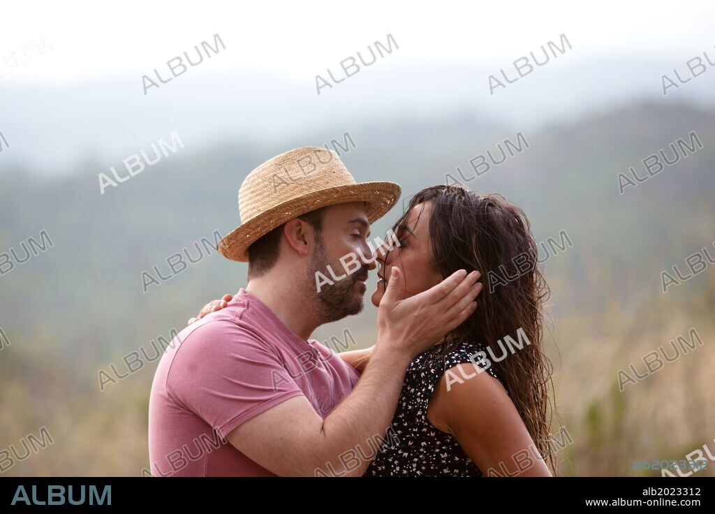 CANDELA PEÑA y JAVIER CAMARA en AYER NO TERMINA NUNCA, 2013, dirigida por ISABEL COIXET. Copyright A CONTRACORRIENTE FILMS.