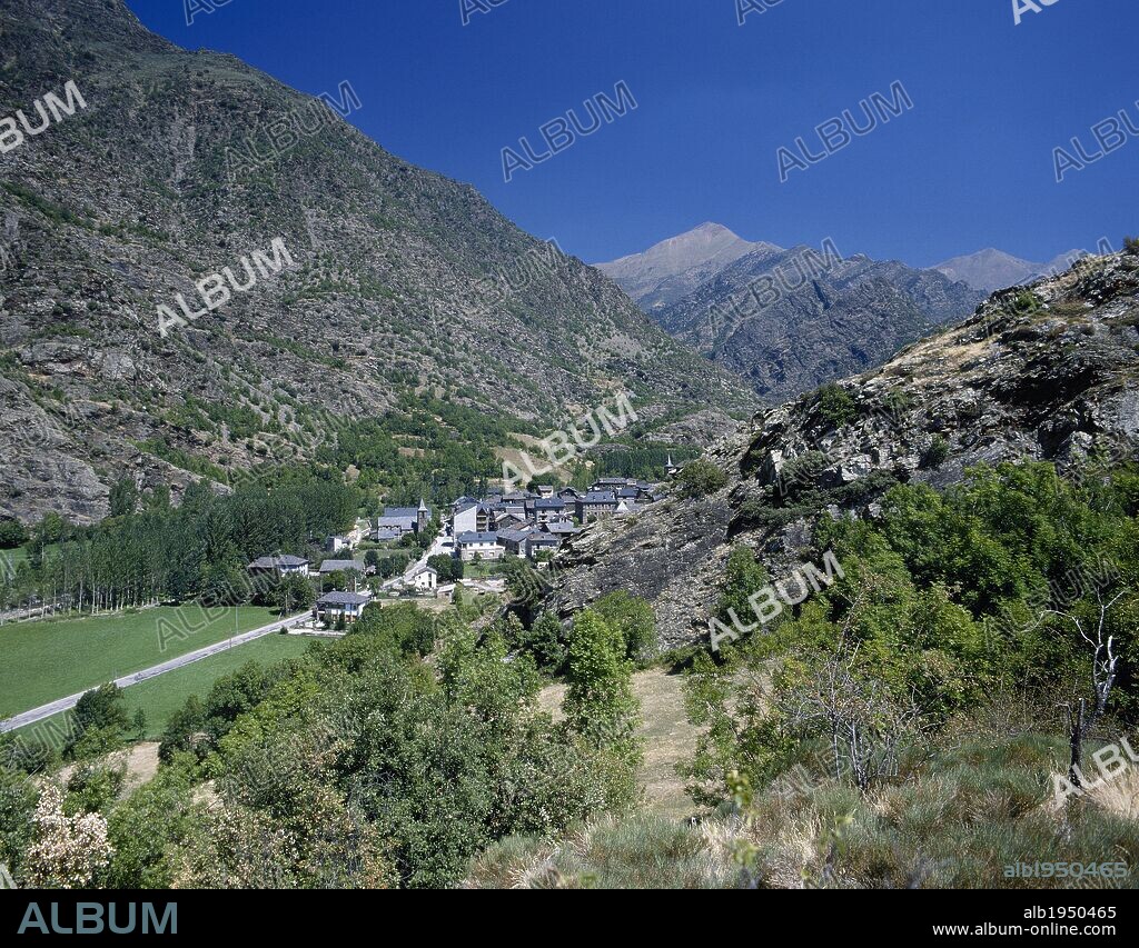 CATALUÑA. ALINS. Panorámica de la localidad, asentada a 1040 m. de altitud. VALLE FERRERA. Provincia de Lleida. Comarca del Pallars Sobirà.