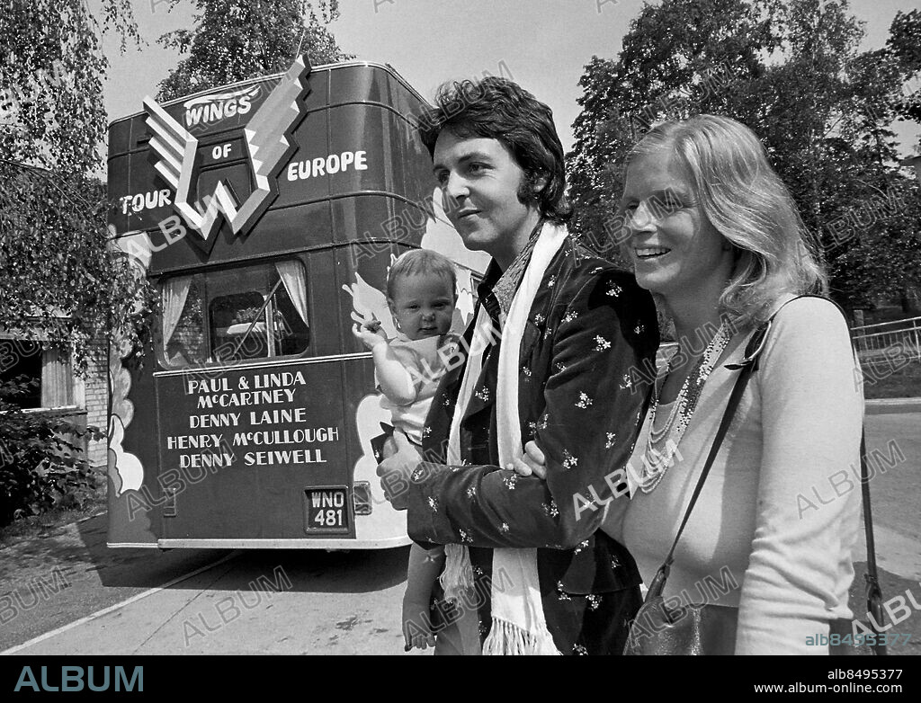 STOCKHOLM 19720808. Musikern Paul McCartney med hustrun Linda och dottern Stella på armen har med sin Wings turné kommit till Stockholm för att spela på Gröna Lund. Här utanför hotel Foresta på Lidingö med turnébussen i bakgrunden, en modifierad London-dubbeldäckare. Foto: Per Kagrell / EXP / TT / kod 26. ** AFTONBLADET OUT **.