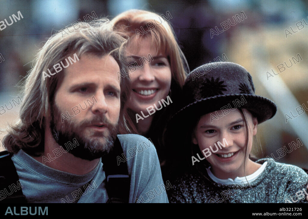 ANNA PAQUIN and JEFF DANIELS in FLY AWAY HOME, 1996, directed by CARROLL BALLARD. Copyright COLUMBIA TRI STAR / SEIDA, TAKASHI.