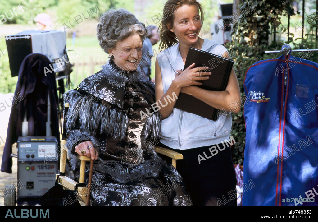 ANGELA LANSBURY and EMMA THOMPSON in NANNY MCPHEE, 2005, directed by KIRK JONES. Copyright UNIVERSAL PICTURES.