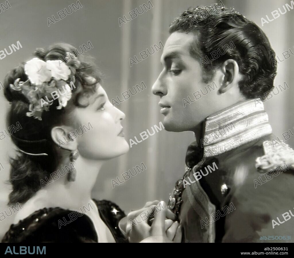 PELICULA : LA GITANA Y EL REY , 1945. DIRECTOR , MANUEL BENGOA. ACTORES , ANTOÑITA COLOME , JORGE MISTRAL.
