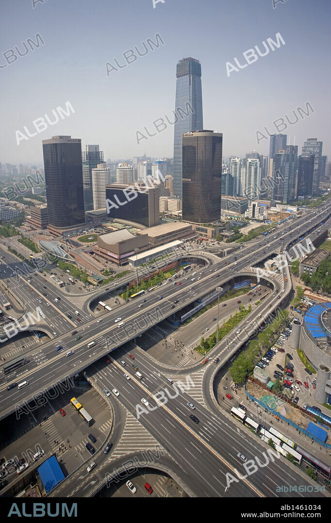 CHINA. PEKIN (BEIJING). Panorámica de la AVENIDA DONGSANHUAN y el WORLD TRADE CENTER, en la zona de GUOMAO. Distrito Central de Negocios (CBD) .