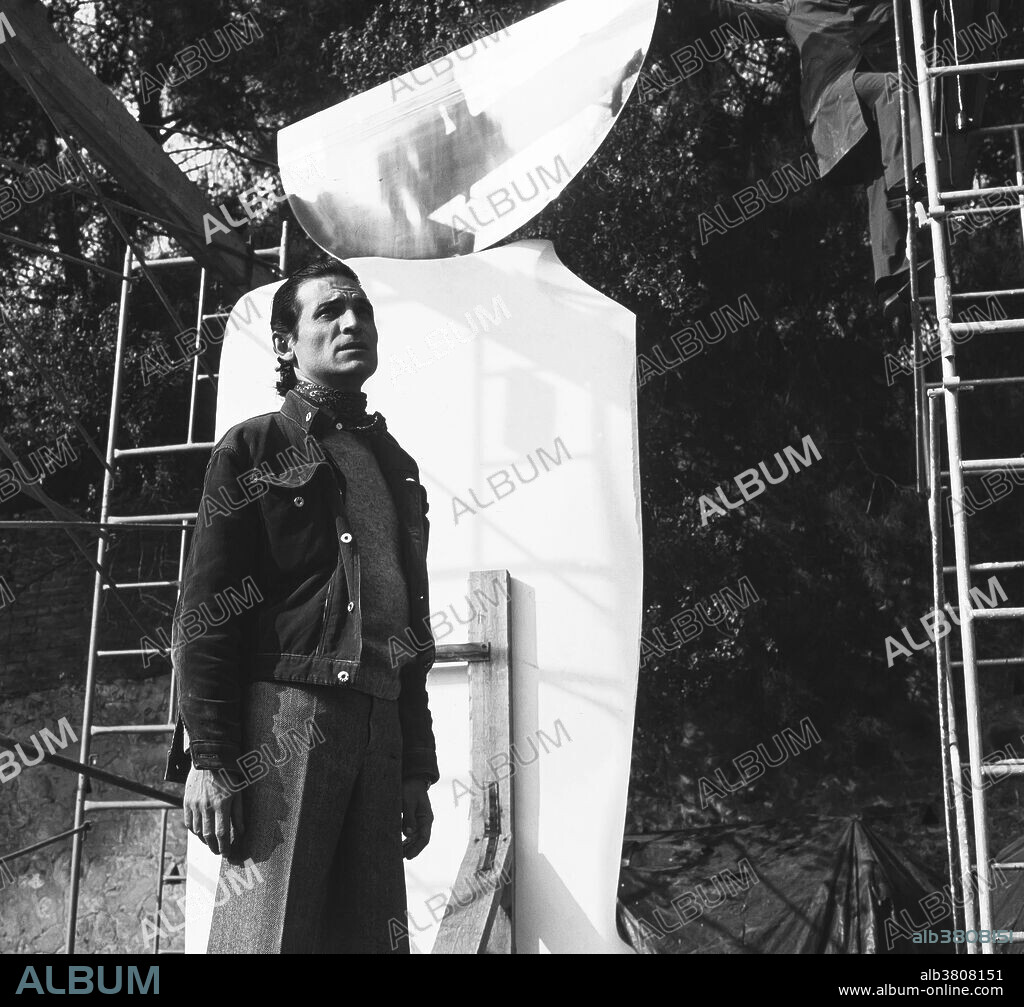 Xavier Corbero, escultor catalán, en su estudio taller, 1976, Barcelona, España.