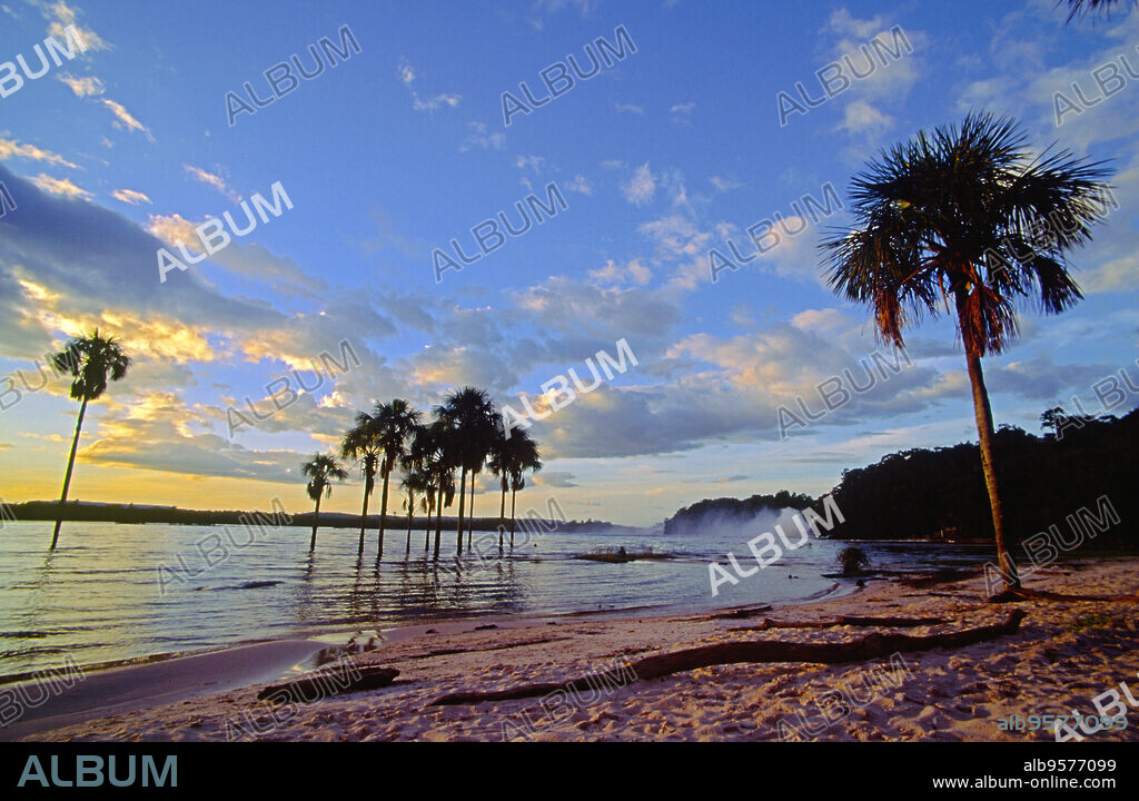 Laguna de Canaima. Parque Nacional Canaima. Gran Sabana. Estado de Bolivar. Venezuela.