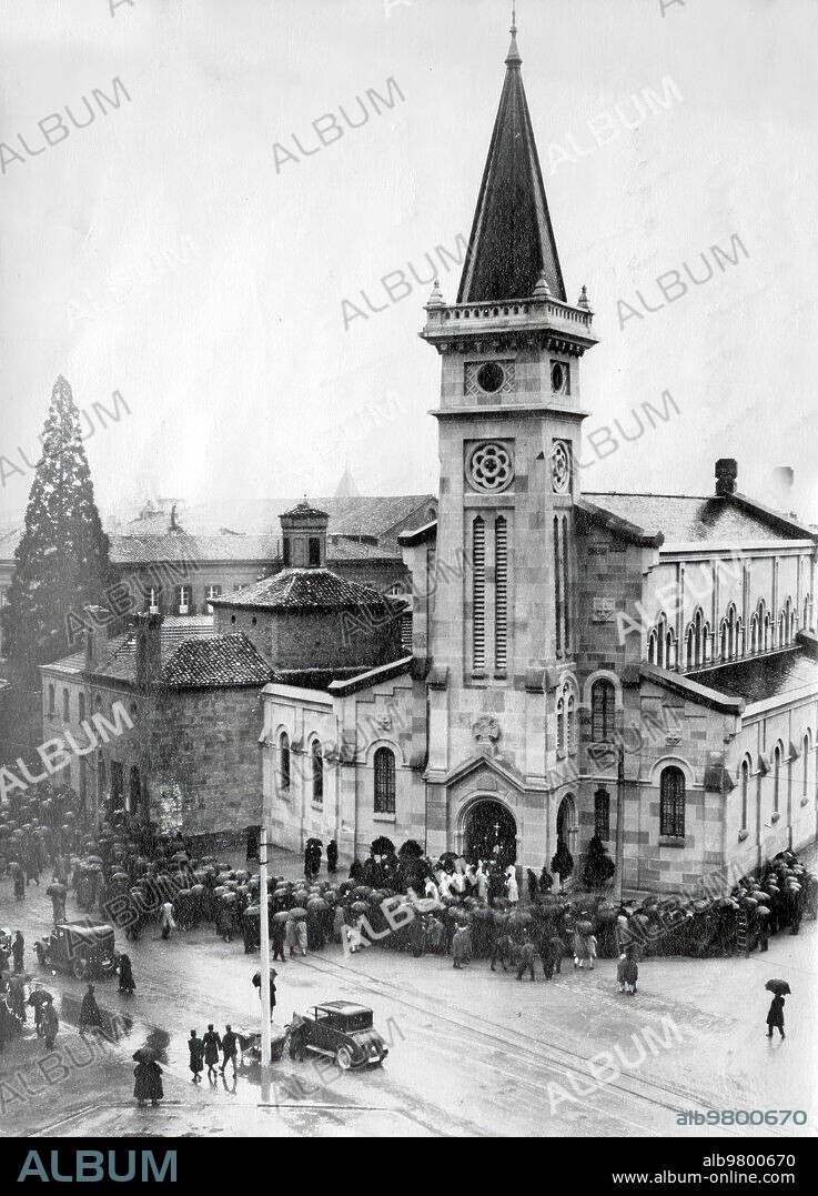 24 marzo 1927. Monseñor Tedeschini Bendiciendo la nueva iglesia de los Pp Redentoristas.-la Comunidad redentorista se Instala en la llamada real basílica de san Ignacio, aunque en realidad no era más que una Capilla. Se Construyó una nueva Iglesia, más Grande, Dedicada A Ntra. Sra. Del perpetuo Socorro.