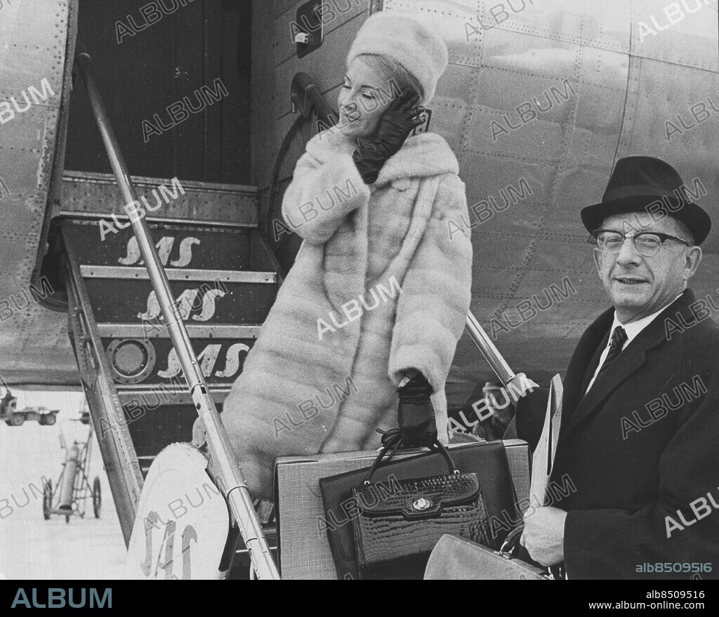 Göteborg 1968-02-16 - Dan-Axel Broström flyger från Torslanda med makan Heidi *** Local Caption *** GT GHT - BS - Box Familjen Broström. Foto: Allan Karlsson . KAMERAREPORTAGE.
