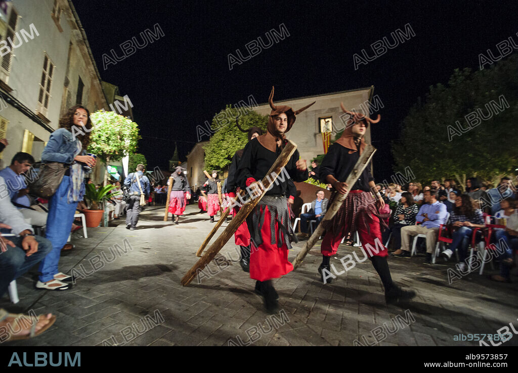 Dimonis - diablos-, fiestas de la Beata, vinculadas con la beatificación de Sor Caterina Tomàs. Santa Margalida. Mallorca. Islas Baleares. España.