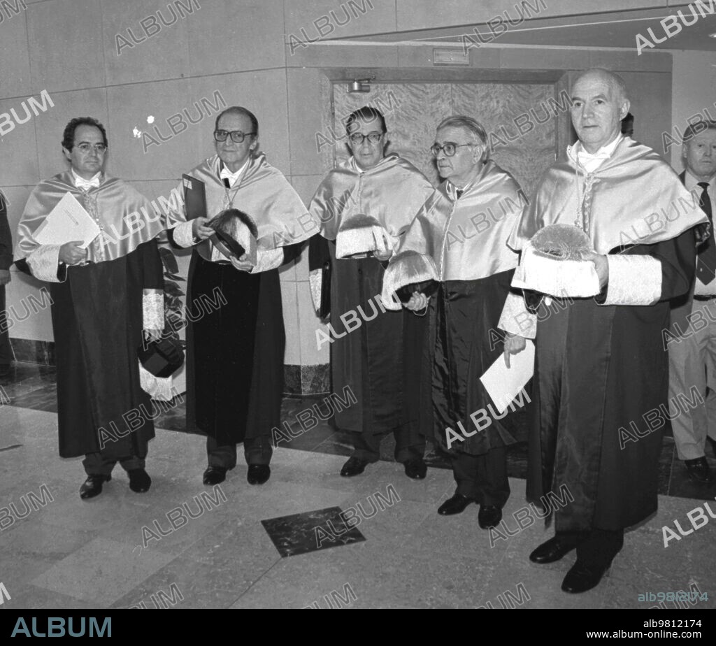 5 noviembre 1998. Investidura doctor Honoris causa A los Economistas Juan Velarde, Enrique Fuentes Quintana, Luis Ángel rojo y Gonzalo Anes por la Universidad de Alicante, Apadrinados por el catedrático Carlos Barciela.