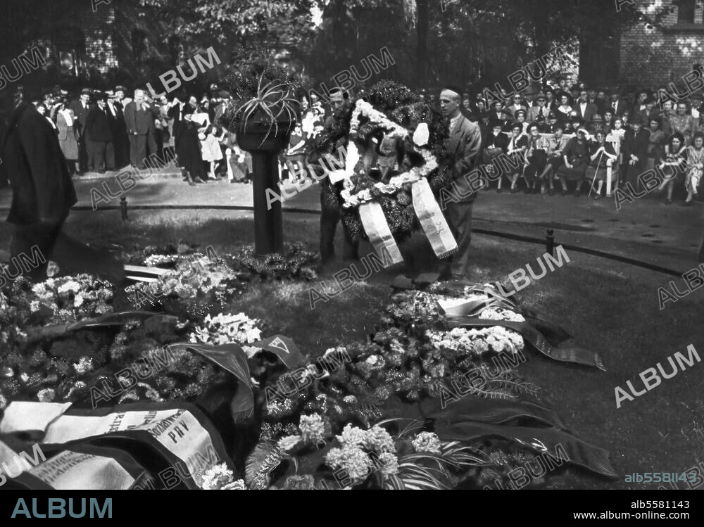 Baum, Herbert; Communist and leader of a Jewish resistance group during the Nazi period; 10 February 1912 Mosina (Posen). 11 June 1942 Berlin (Gestapo custody). Transfer of Herbert Baum's urn from the cemetery in Marzahn to the Jewish Cemetery (Berlin-Weissensee) during memorial for Jewish victims of fascism. Photo, 11 September 1949 (A. Pisarek).