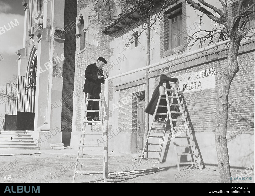 ADOLFO MARSILLACH y JOSE ISBERT en CERCA DE LA CIUDAD, 1952. Copyright GOYA PRODUCCIONES CINEMATOGRAFICAS.