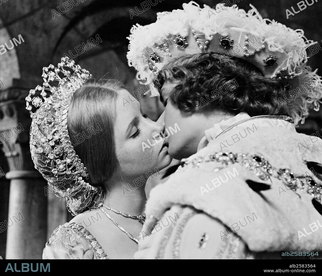 FELICITY DEAN y MARK LESTER en EL PRINCIPE Y EL MENDIGO, 1977 (CROSSED SWORDS), dirigida por RICHARD FLEISCHER. Copyright INTERNATIONAL FILM PRODUCTION.