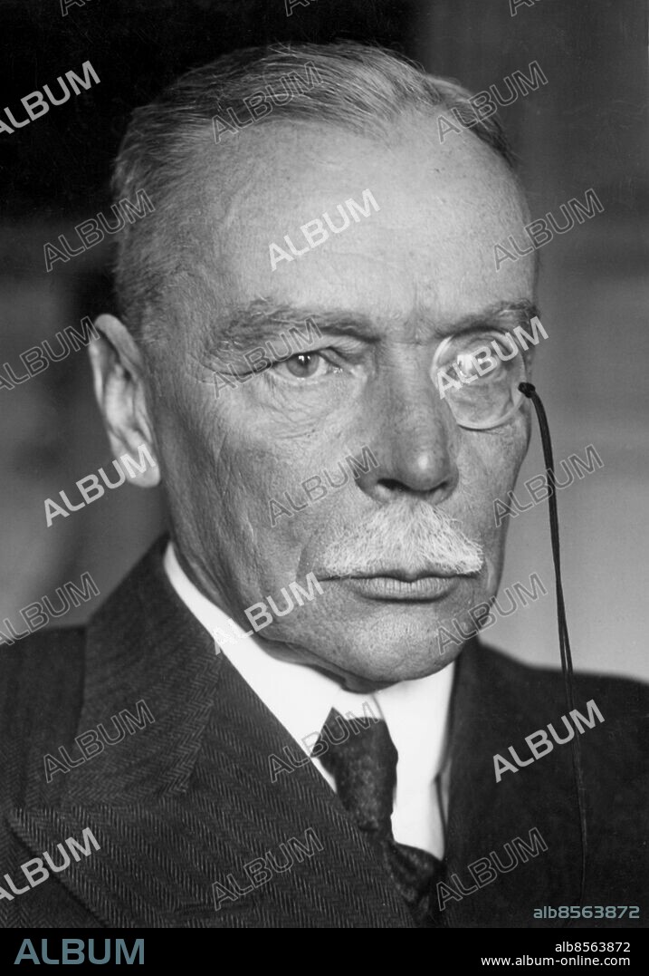 Orig. bildtext... GENERAL VON SEECKT 70 JAHRE ALT Am 22.April feiert Generaloberst Hans von Seeckt seinen 70.Geburtstag. Als Schöpfer der Reichswehr hat der General ein ungeheures Werk soldatischer Aufbauarbeit unter den schwierigsten politischen Verhältnissen geleistet. Diese Arbeit erscheint fast noch bedeutender als die Kriegstätigkeit Seeckts, in der er als Generalstabschef der Heeresgruppe Mackensen, sowie als Generalstabschef der österreichischen 7.Armee und von 1917 ab als Chef des türkischen Feldheeres grosse Leistungen vollbrachte. Die Karriere Seeckts, die ihn, der als Oberstleutnant in den Krieg zog, in rascher Folge zum Generalobersten aufrücken liess, kann als glänzend bezeichnet werden. Von 1914 bis 1926, also in 12 Jahren, war er vom Oberstleutnant zum Generaloberst aufgestiegen, der höchsten Charge, die das deutsche Nachkriegsheer zu vergeben hat. Seeckt trat zu Beginn seiner militärischen Laufbahn in das Alexander-Regiment ein und wurde 1887 Leutnant. Schon als Ober-leutnant kam er in den Generalstab und blieb dort mit wenigen Unterbrechungen im Frontdienst bis er 1913 zum Chef des Generalstabs des 3.Armeekorps ernannt wurde. Nach seinem Rücktritt vom Posten des Chefs der Heeresleitung 1927 hat sich Seeckt militärschriftstellerisch betätigt. 3.4.1936 Anm. H von Seeckt, 1866-1936, tysk militär; arméofficer under första världskriget, generalöverste 1926, avgick samma år. Monokel Mustascher Födelsedagar CD579 persons: HANS VON SEECKT sites: TYSKLAND.