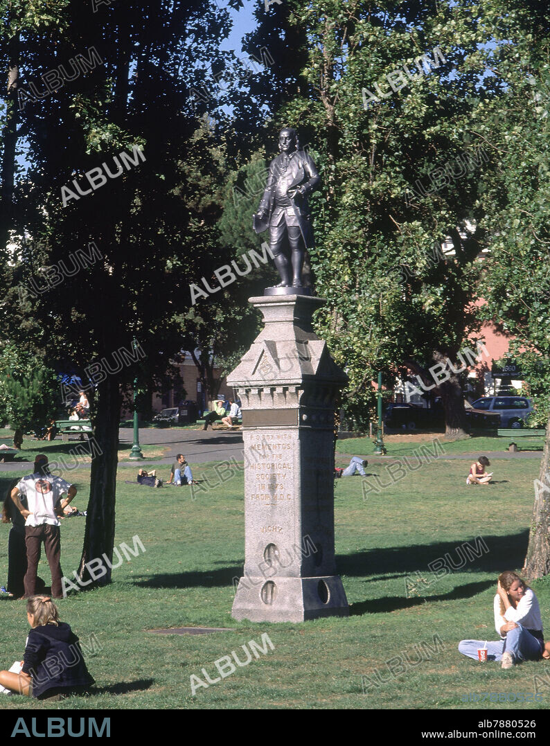ESCULTURA DE BENJAMIN FRANKLIN EN EL PARQUE WASHINGTON SQUARE.