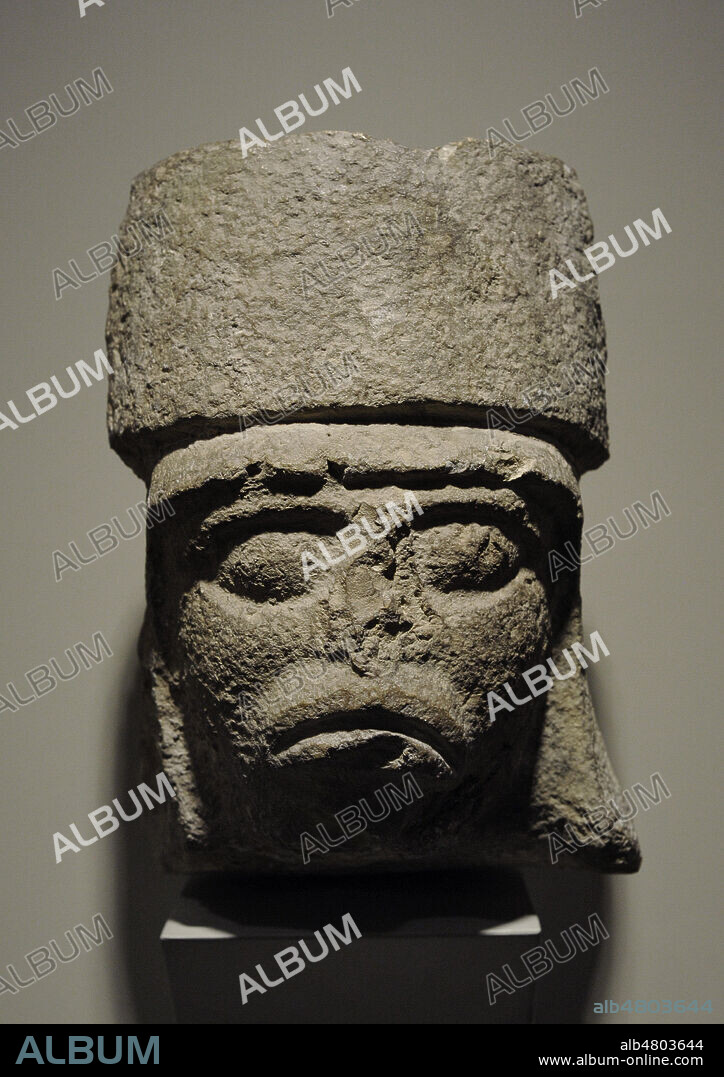 Cabeza que decoraba un edificio maya de estilo Puuc. Piedra. Cultura Maya. Período Clásico Tardío (600-900 d. C.). Detalle de una de las cabezas. Uxmal, México. Museo de América. Madrid. España.
